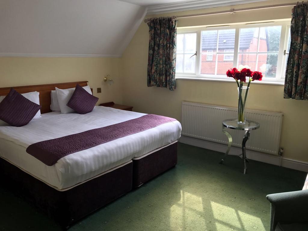 Harefield Manor Hotel Ромфорд Экстерьер фото