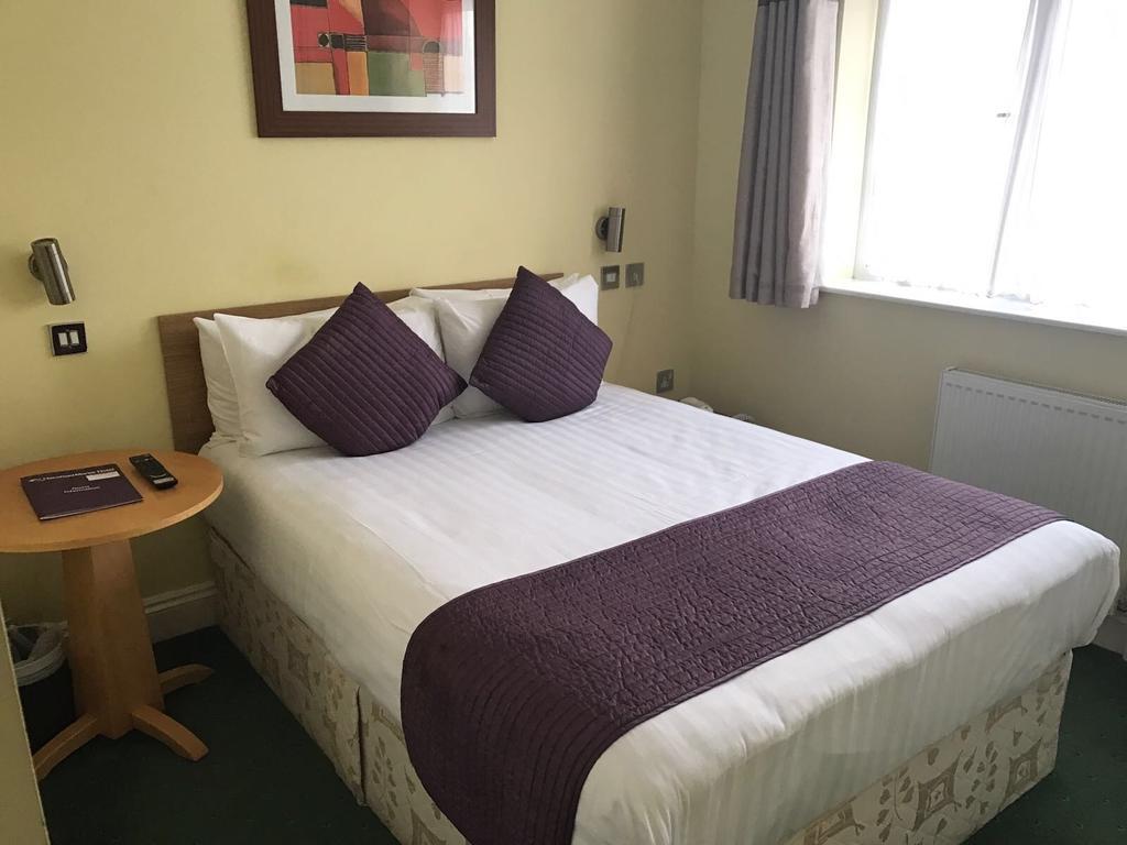 Harefield Manor Hotel Ромфорд Экстерьер фото