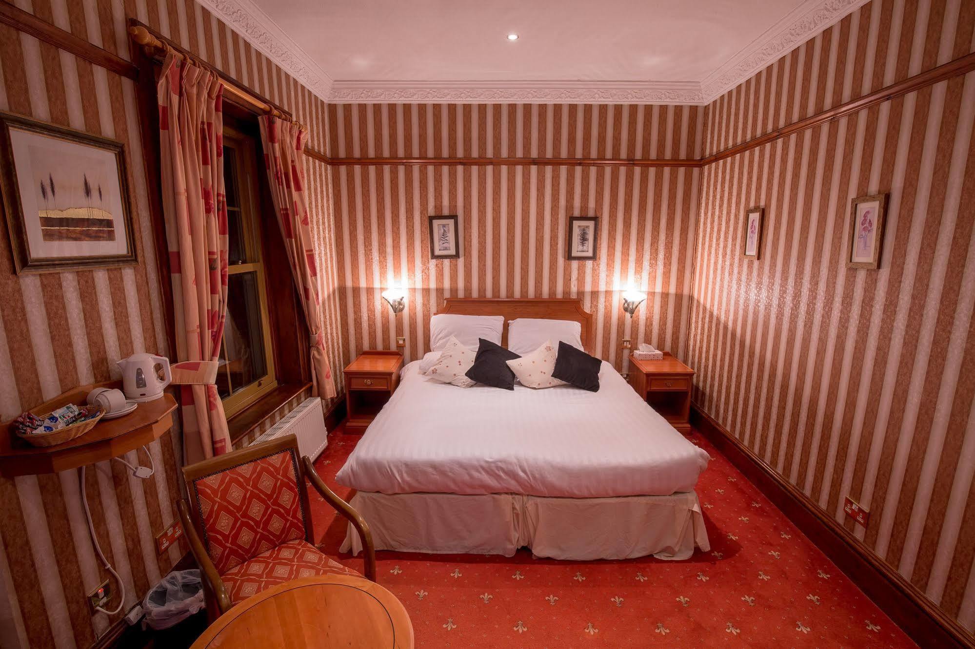 Harefield Manor Hotel Ромфорд Экстерьер фото