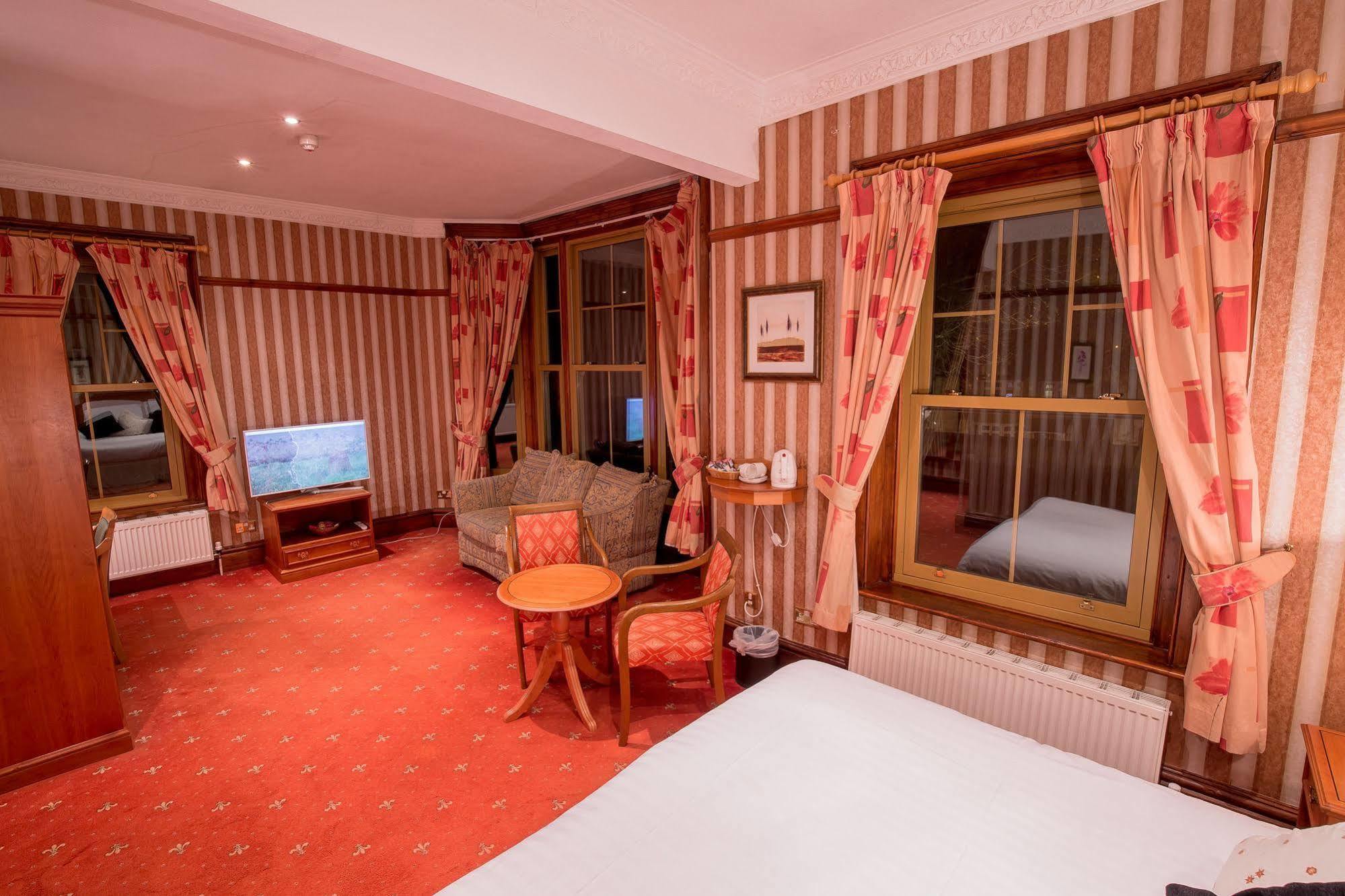 Harefield Manor Hotel Ромфорд Экстерьер фото